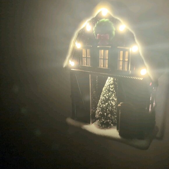 Bath & Body Works Wallflower Plug Christmas Winter Barn Red Projector Nightlight - Picture 5 of 14